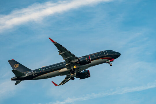 Royal Jordanian Airbus A320 climbing after takeoff