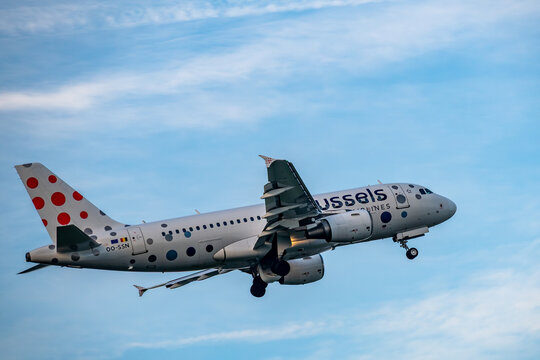 Brussels Airlines Airbus A319 taking off with dot livery