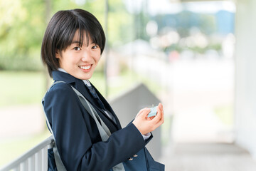Elementary school students, junior high school students, high school students, and high school girls memorizing English words using a vocabulary book (studying for tests)