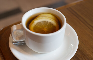 木製テーブルに映えるレモンティー