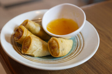タイ風春巻きと甘辛ソース