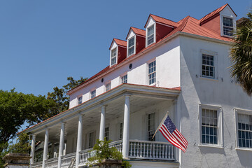 Heyward-Washington House, Charleston: Historic white mansion, red roof, American flag.