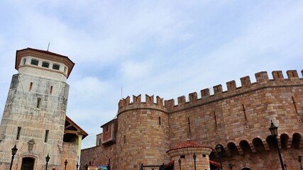 ポルトヨーロッパの石造りの城壁と広い空 © たあきん