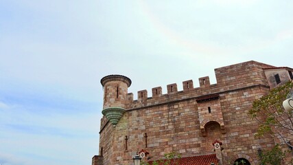 青空と和歌山マリーナシティの城壁