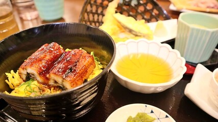 豪華なうな丼と天ぷらの和食セット