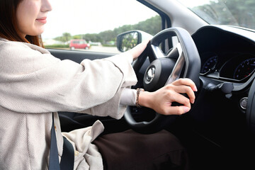車を運転するアジア人女性のドライブ風景