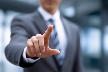 指で操作するビジネスマンの手元イメージ