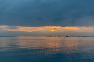 Obraz premium Golden Morning Sea Horizon Minimal Seascape