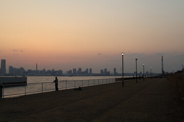 横浜ベイブリッジの下の風景とみなとみらのシルエット　夕景