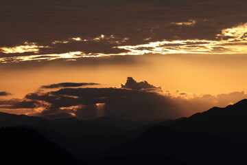 山に差し込む夕日