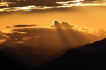 山に差し込む夕日