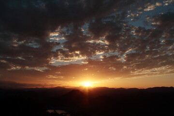 山の上から見た夕日