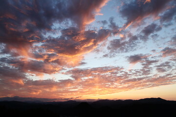 山に沈む夕日と夕焼け