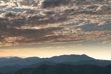 山頂から見る流れる雲と山並み