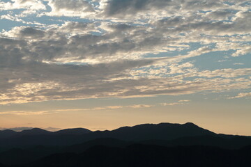 山頂から見る流れる雲と山並み
