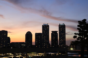 「横浜みなとみらい」の高層ビル群の日没　夜景