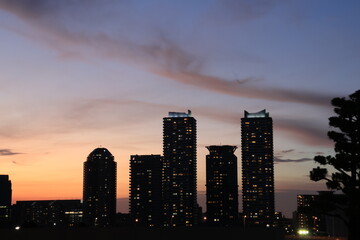 「横浜みなとみらい」の高層ビル群の日没　夜景
