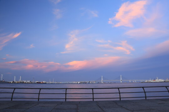 横浜みなとみらいにある臨港パークからの眺め　日没
