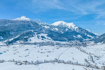 Blick in die winterliche Tiroler Zugspitz-Region bei Lermoos mit dem Skigebiet am Grubigstein