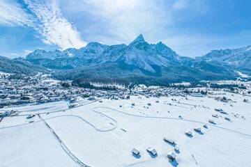Ausblick in die winterliche Bergwelt in der Tiroler Zugspitz-Region rund um Ehrwald