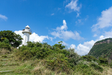 那久岬の絶壁に建つ那久岬灯台