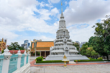 王宮に隣接する仏教寺院であるシルバーパゴダ