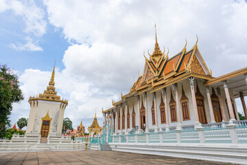 王宮に隣接する仏教寺院であるシルバーパゴダ