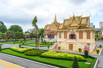 クメール様式の豪華な建物が並ぶ王宮