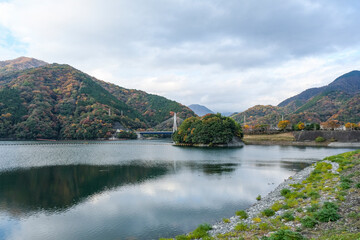 木々の紅葉が進む丹沢湖