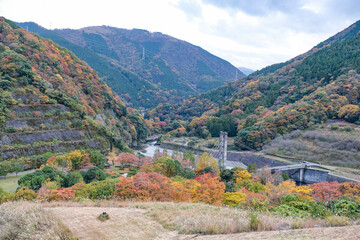 三保ダムから見た河内川と紅葉した山々