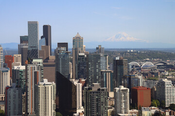 Obraz premium Downtown Seattle skyline with Mount Rainier in the background 