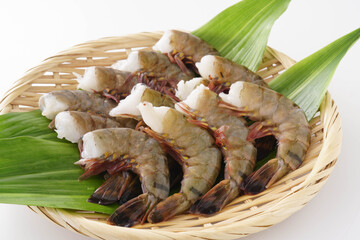 ざるに盛った無頭ブラックタイガーえび