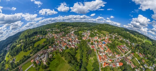 Ausblick auf die Gemeinde Vorra im mittelfr&auml;nkischen Pegnitztal nahe Hersbruck