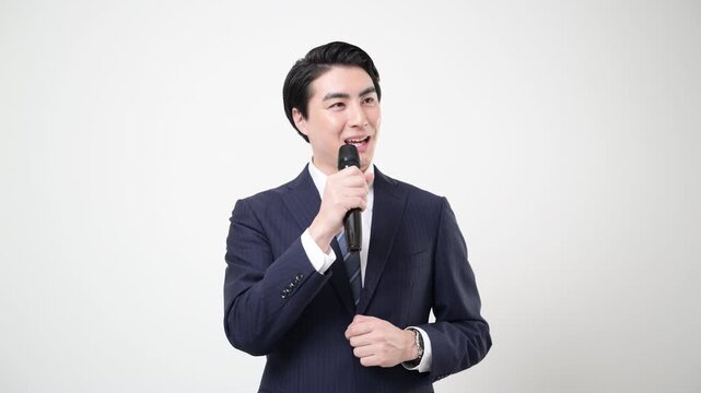  マイクを持ってインタビューを促す司会者や取材などのビジネスマン