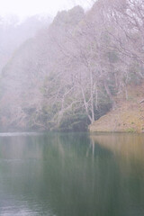 兵庫県・たつの市、「西の峠池」に初雪