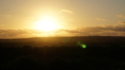 雲の間から差し込む朝日