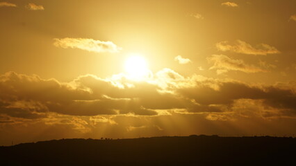 夕焼けに輝く空と光の風景