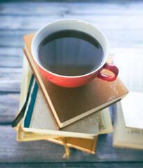 Eine Tasse Tee auf einem Stapel B&uuml;cher