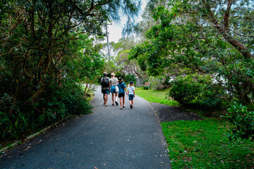 Obraz premium Taken at Hungry Point Reserve on the Cliff Top Walk in December 2025, this photo shows the coastline views toward Bundeena and Maianbar, with people enjoying hiking and coastal life.