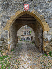 Porte d'acc&egrave;s au village m&eacute;di&eacute;val de P&eacute;rouges dans l'Ain, France