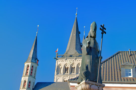 Saint Norbert of Xanten in front of St. Victor's cathedral