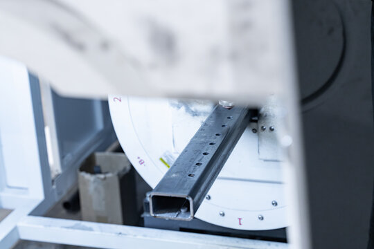 Machine industrielle d&rsquo;usinage de pr&eacute;cision en atelier, avec une grande pi&egrave;ce circulaire blanche et une t&ecirc;te de fraisage positionn&eacute;e au-dessus d&rsquo;un bloc m&eacute;tallique, illustrant un processus de fabricat