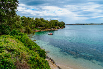 Taken at Hungry Point Reserve on the Cliff Top Walk in December 2025, this photo shows the coastline views toward Bundeena and Maianbar, with people enjoying hiking and coastal life.