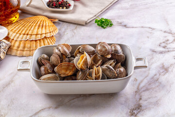 Steamed vongole clams with spices © Andrei Starostin