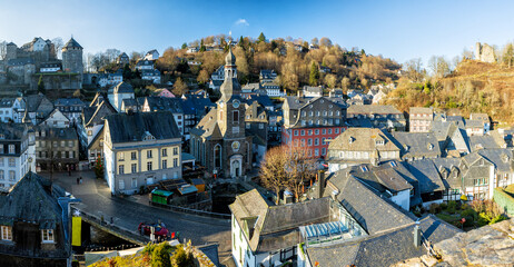 Altstatdt von Monschau in der Eifel und im Tal der Rur an einem Dezembertag