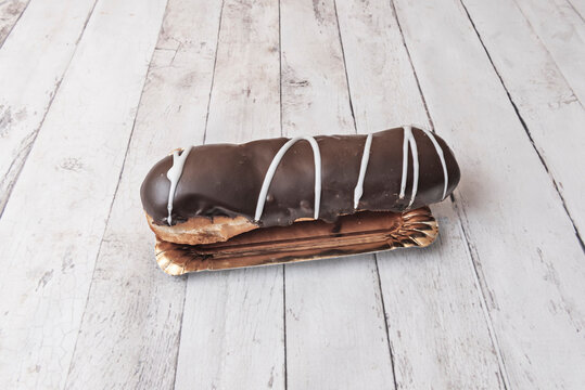 Sweet Pepito made with rectangular puff pastry and a generous lemon cream filling, decorated with white icing and lemon zest