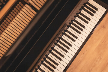 Upright piano details in cozy indoor night lighting © Thomas Lemmer