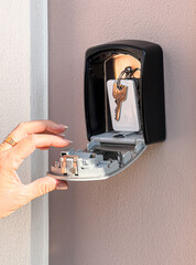 Hand opening outdoor key safe with house keys