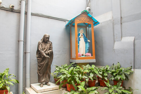 kolkata India 13th Dec 2025: A statue of Mother Teresa stands at Mother House in Kolkata, honoring her life of compassion, service, and dedication to the poorest of the poor.