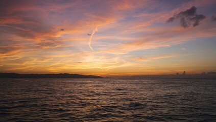 Obraz premium Calm water during sunset in Lombok, Indonesia, suitable for peaceful background designs